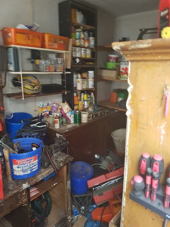 Werkstatt mit Regalen, Werkzeugen, Schraubenziehern und Behältern für Heimwerkerbedarf.